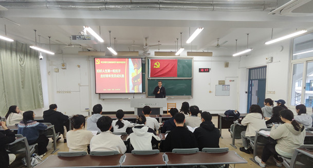 许卫锋为预备党员上树立和践行正确政绩观专题党课.jpg
