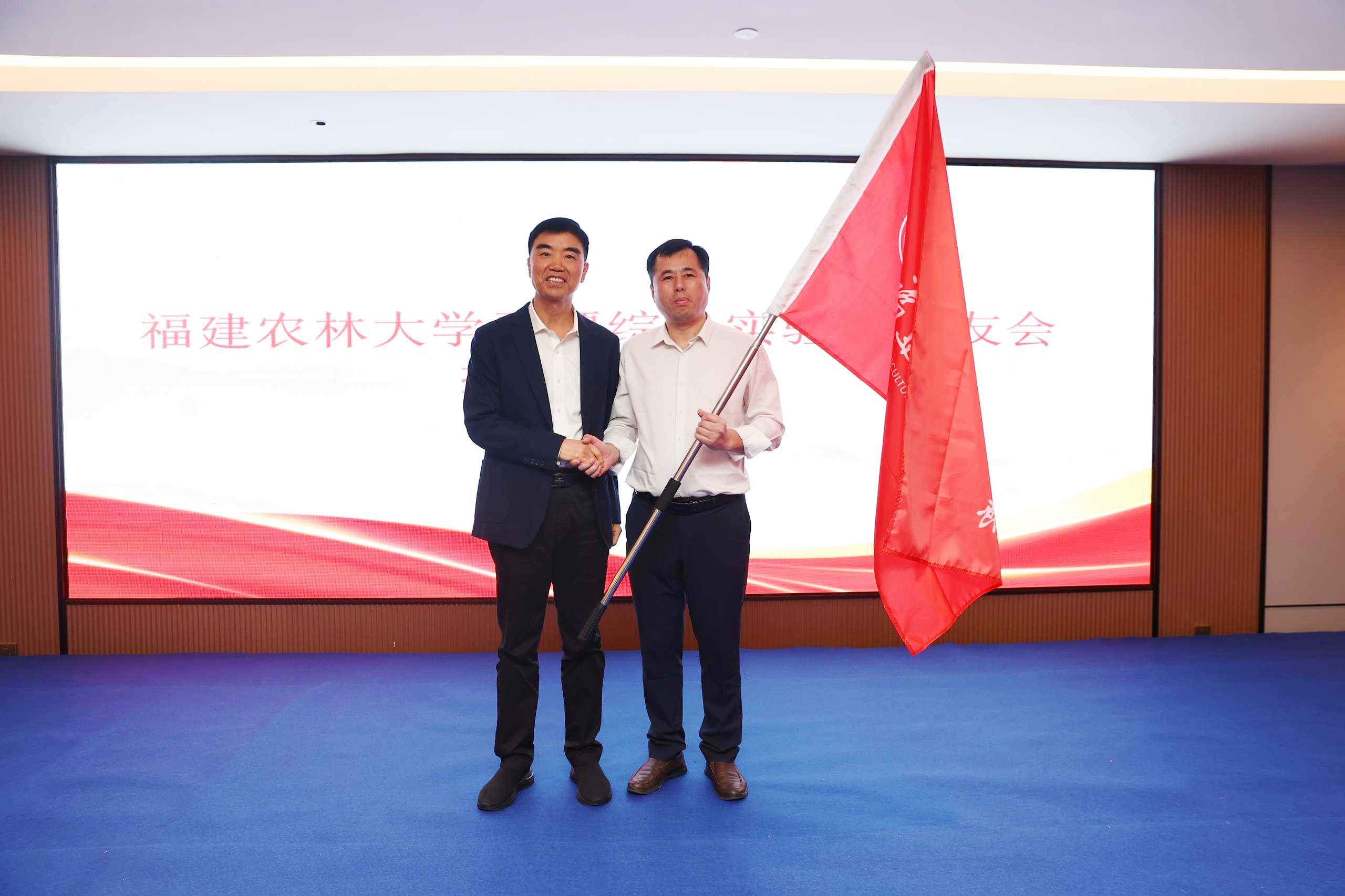 林庆藩为平潭校友授kaiyun开云官方网页版校旗.jpg 林庆藩为平潭校友授kaiyun开云官方网页版校旗.jpg